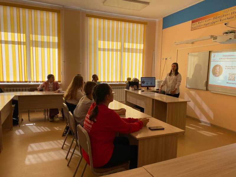 Встреча активистов первичного отделения Российского движения детей и молодежи со специалистом по организации работы Движения Первых в Индустриальном районе города Барнаула.